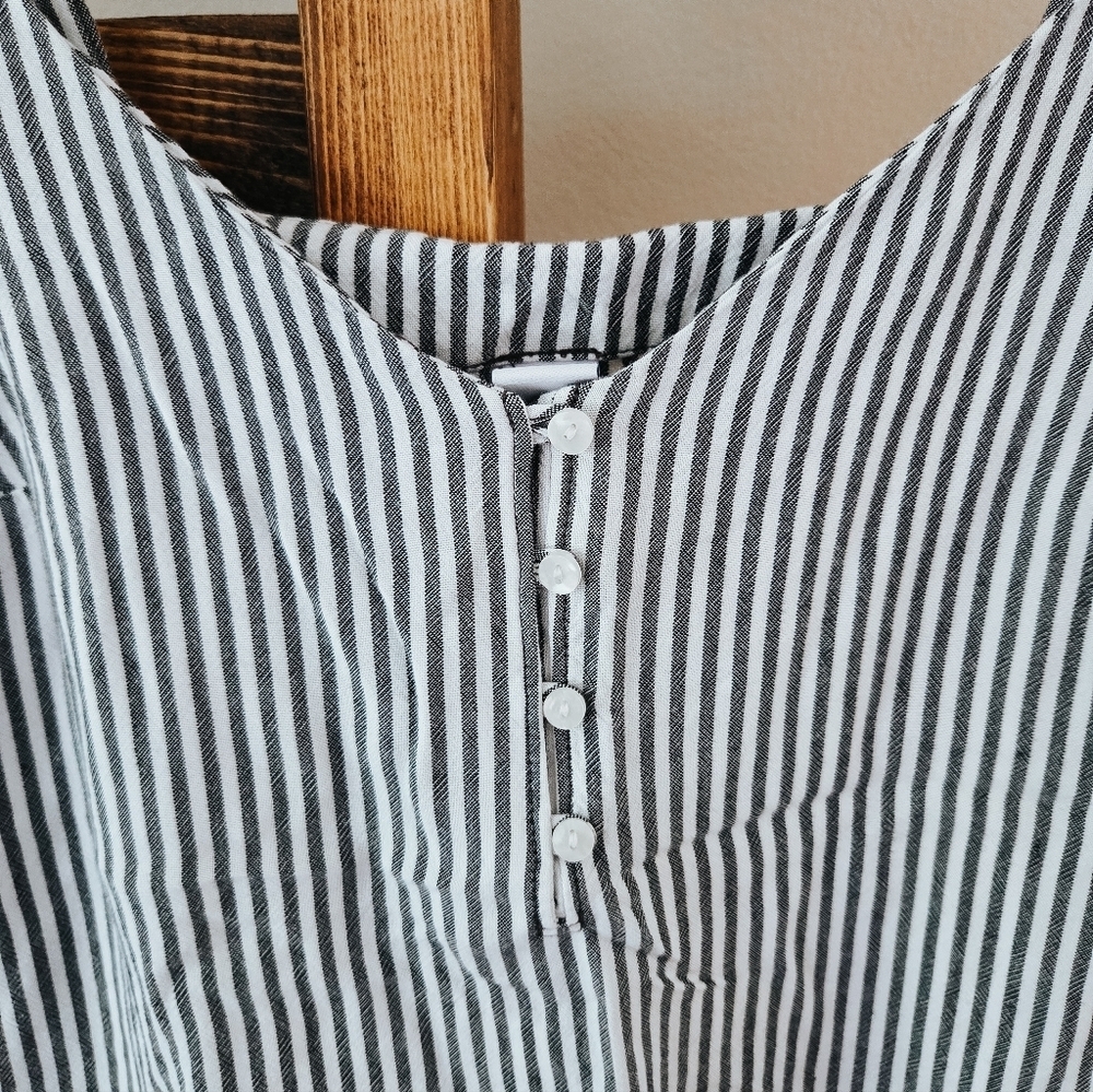 3/$20 Old Navy Grey & White Vertical Stripe Cami Top (Size XS) - Picture 4 of 5